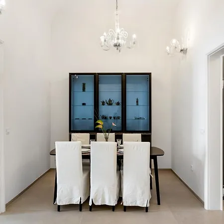 Castle View Palace Apartment *