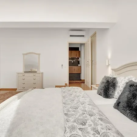 Castle View Palace Apartment *